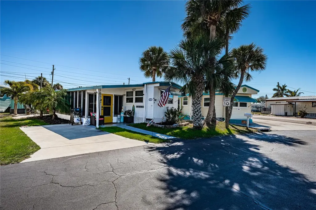 8678 44th Avenue N St Petersburg FL 33709