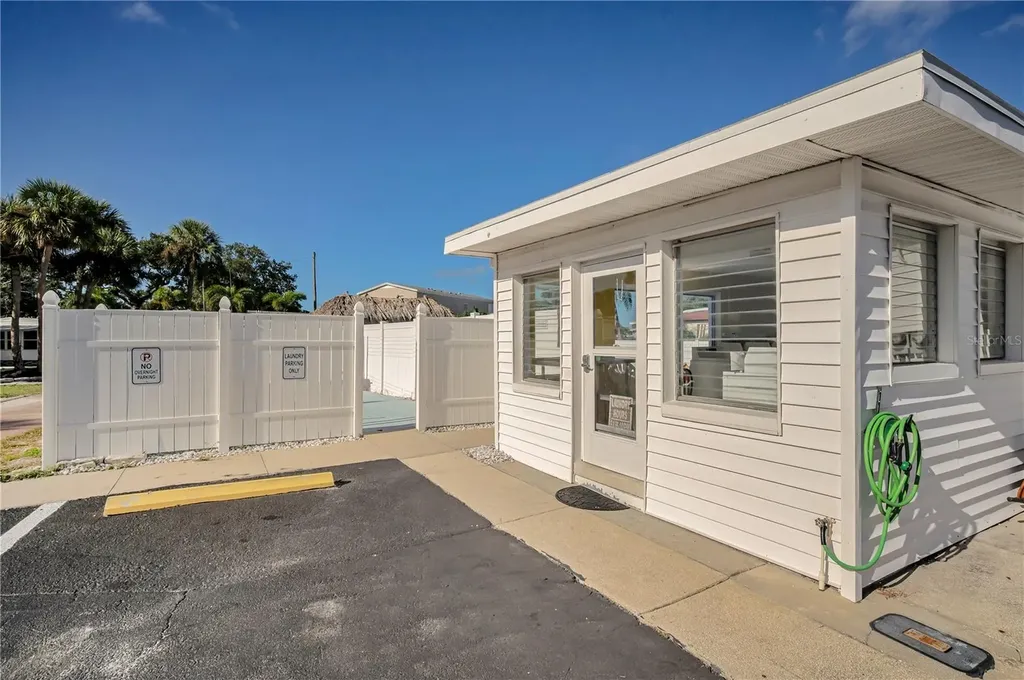 8678 44th Avenue N St Petersburg FL 33709