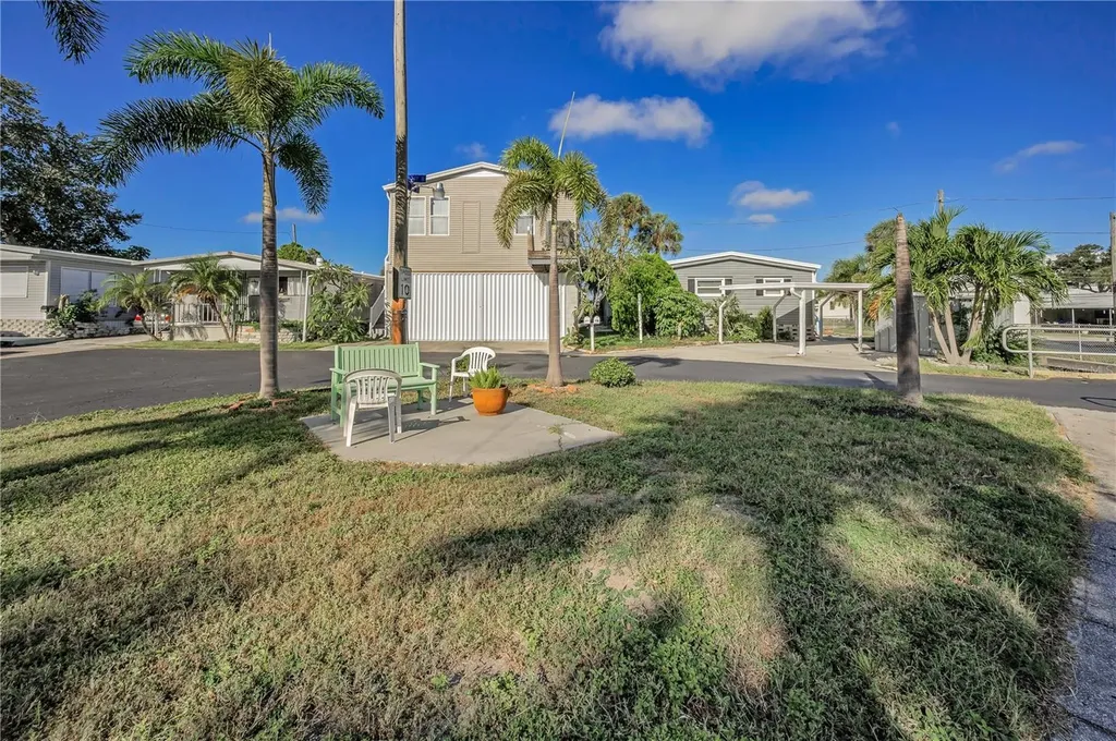8678 44th Avenue N St Petersburg FL 33709