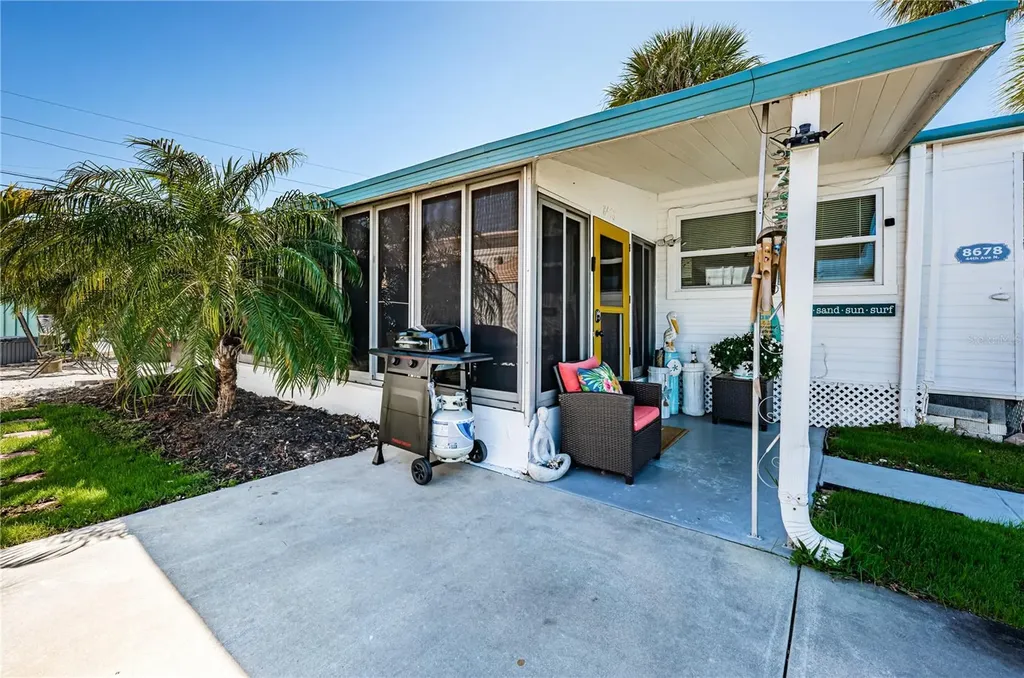 8678 44th Avenue N St Petersburg FL 33709