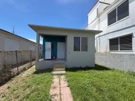 10 (70) Doctor. Vidal St. (pr-3) Punta Santiago PR 00741
