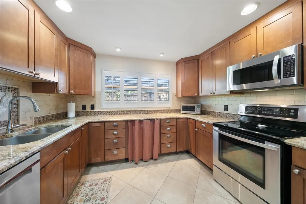 127 Oakwood Drive Largo FL 33770
