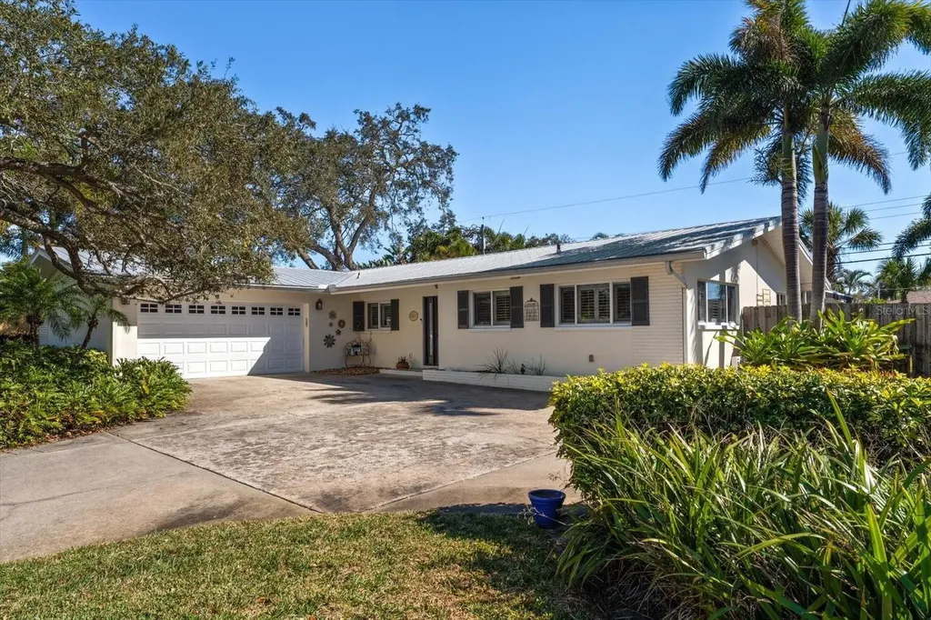127 Oakwood Drive Largo FL 33770