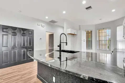 5035 Lakescene Place Sarasota FL 34243