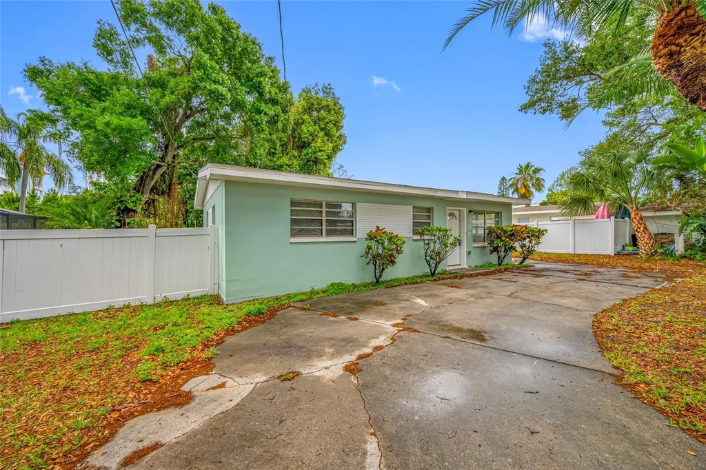 327 Barbara Circle Belleair FL 33756