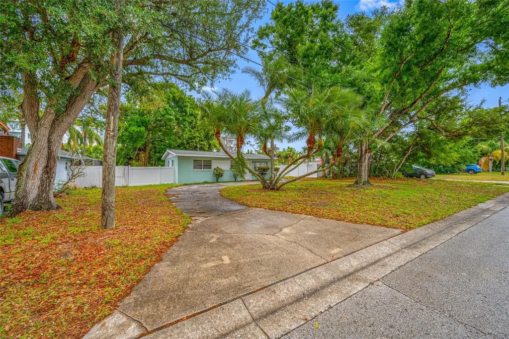 327 Barbara Circle Belleair FL 33756
