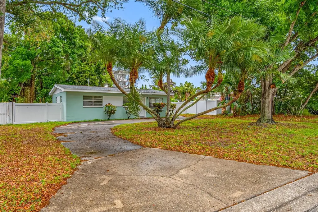 327 Barbara Circle Belleair FL 33756
