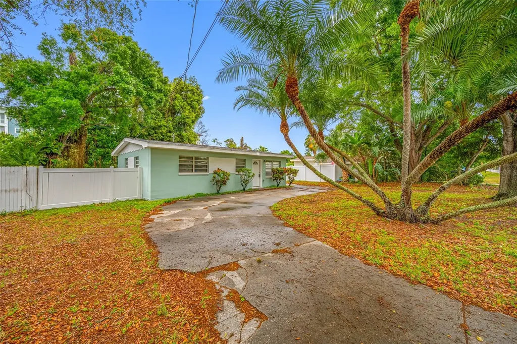 327 Barbara Circle Belleair FL 33756