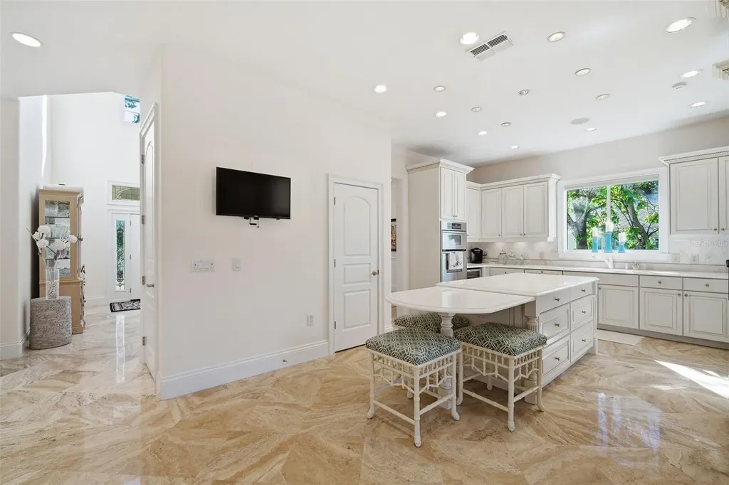 4117 W Azeele Street Tampa FL 33609