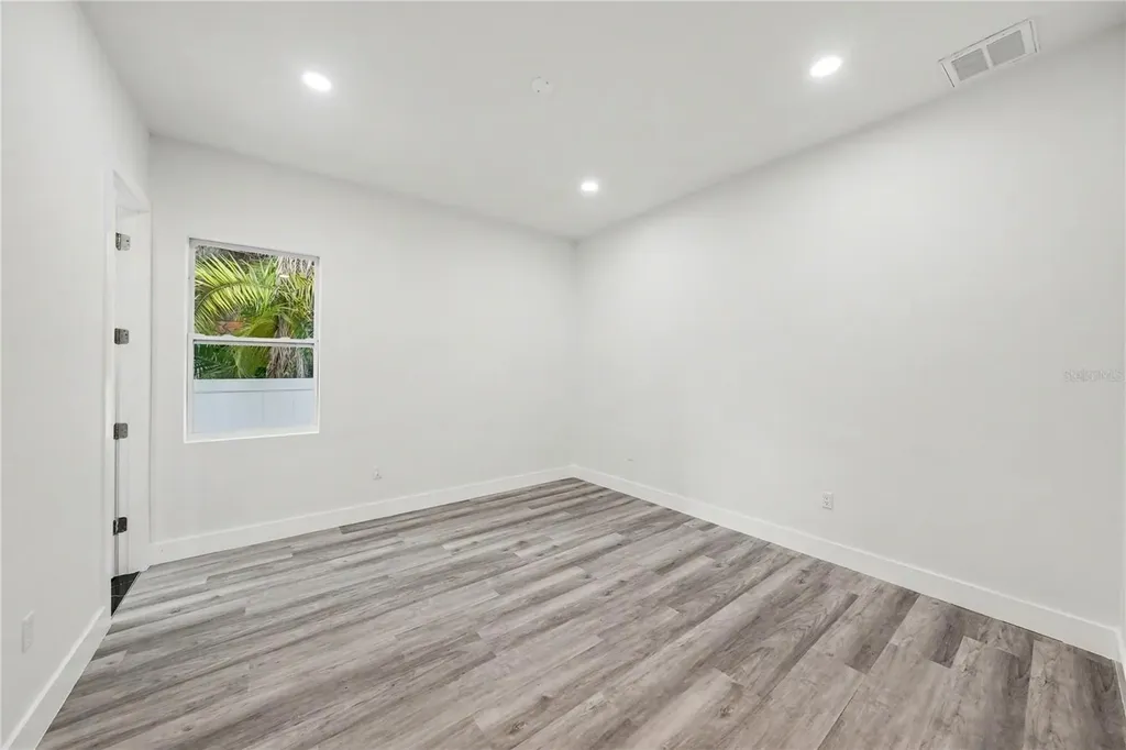 5240 66th Way N St Petersburg FL 33709