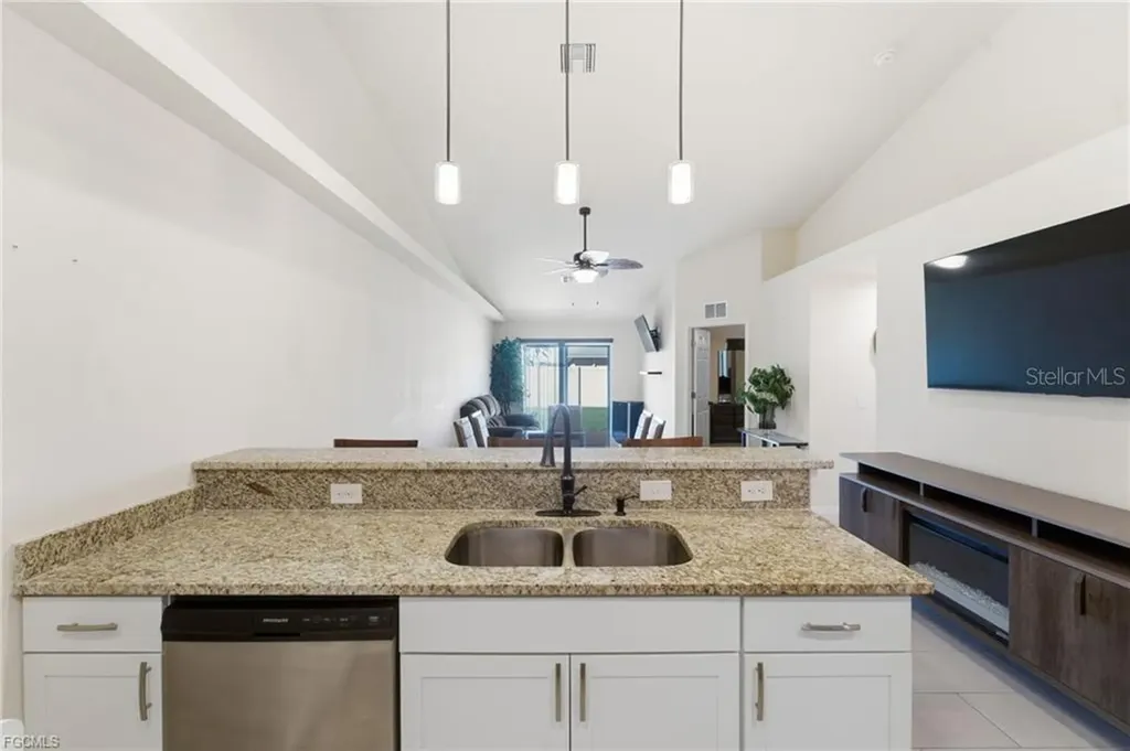 528 SE 5th Place Cape Coral FL 33990