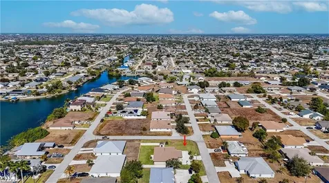 528 SE 5th Place Cape Coral FL 33990