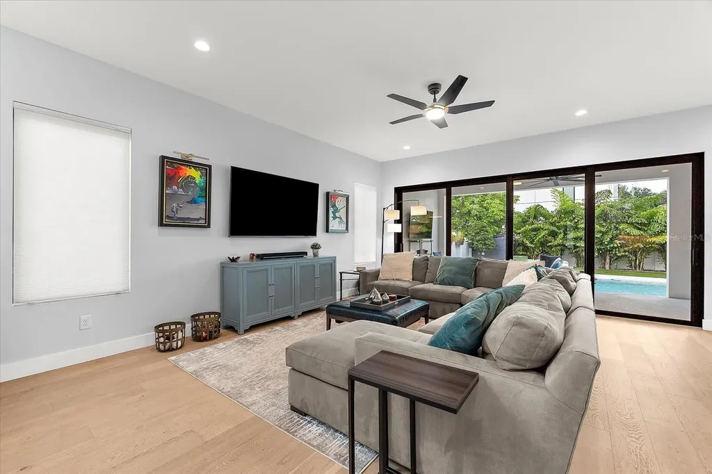2707 Ridgewood Avenue Tampa FL 33602
