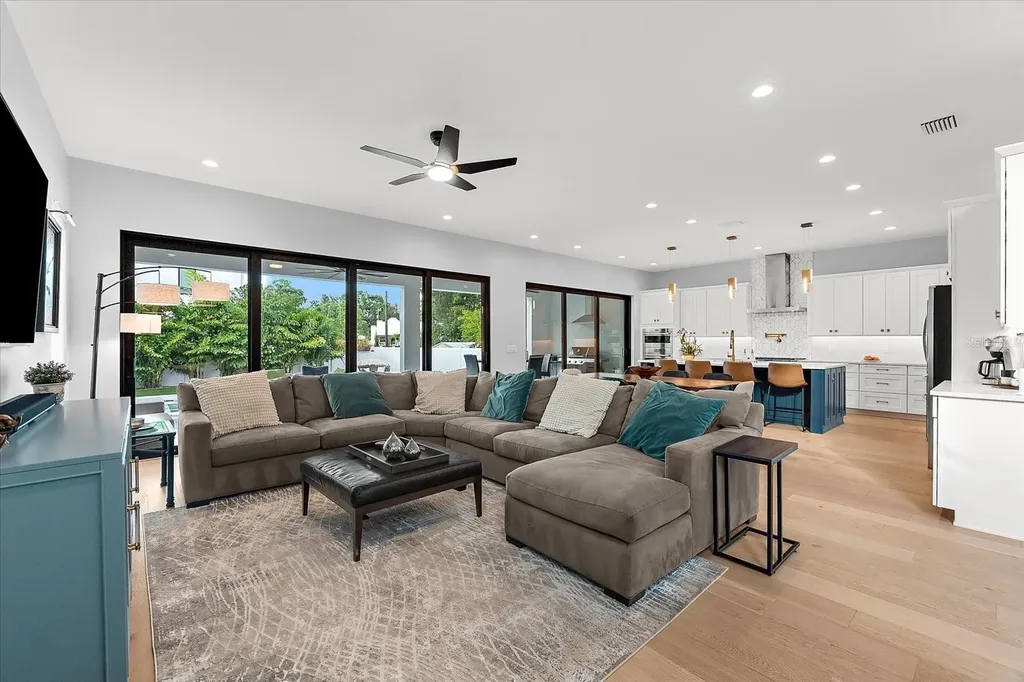 2707 Ridgewood Avenue Tampa FL 33602