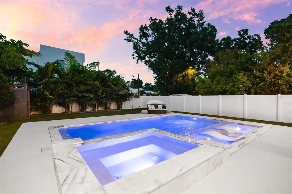 2707 Ridgewood Avenue Tampa FL 33602