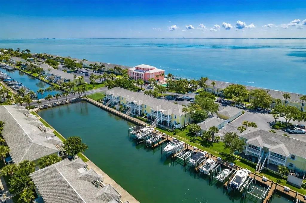 5048 Beach Drive SE St Petersburg FL 33705