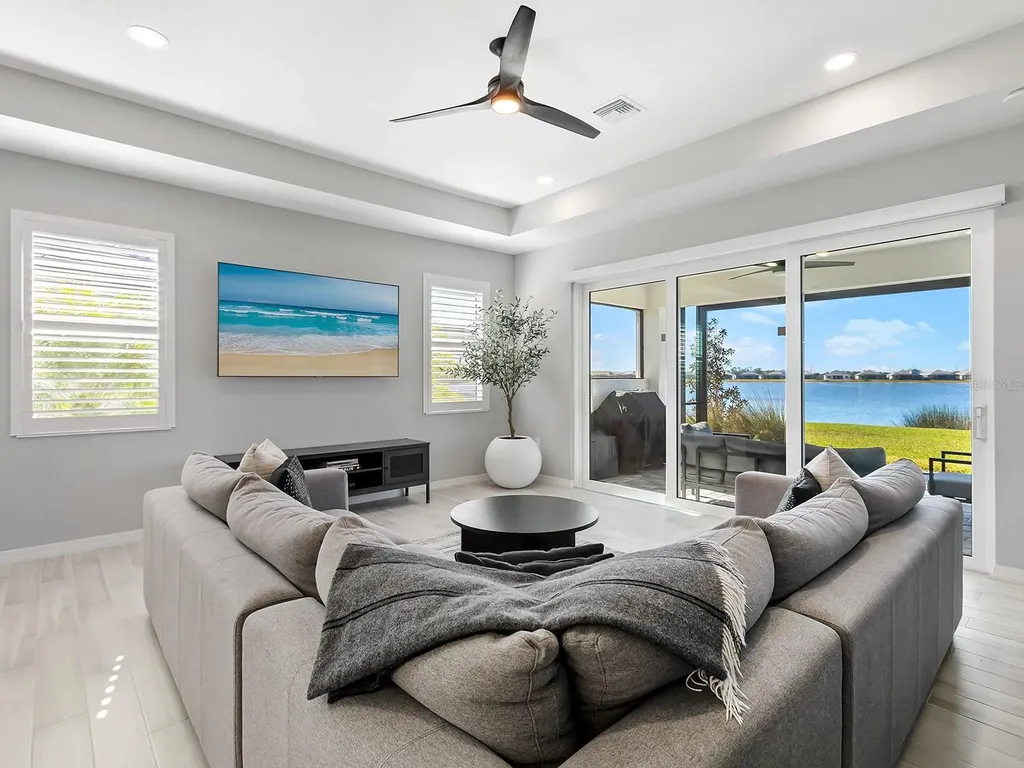 913 Crosswind Avenue Sarasota FL 34240