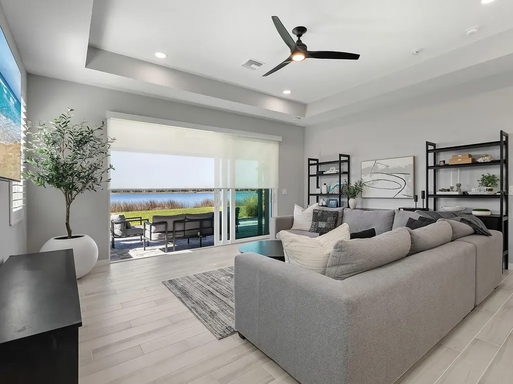913 Crosswind Avenue Sarasota FL 34240