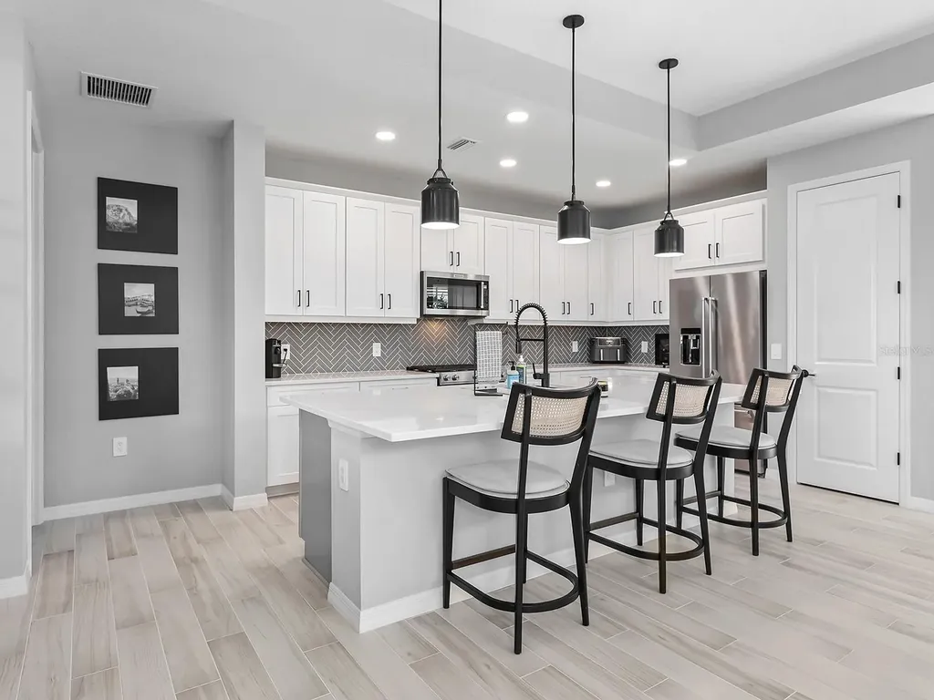 913 Crosswind Avenue Sarasota FL 34240