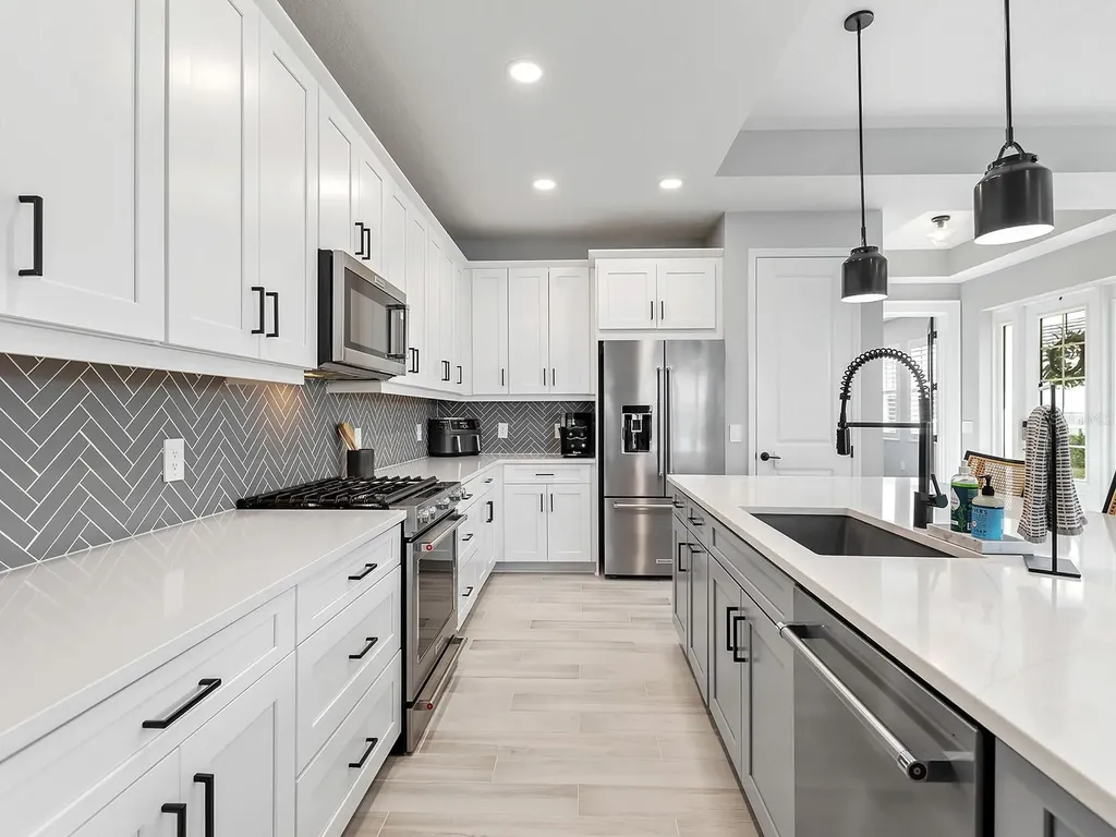 913 Crosswind Avenue Sarasota FL 34240