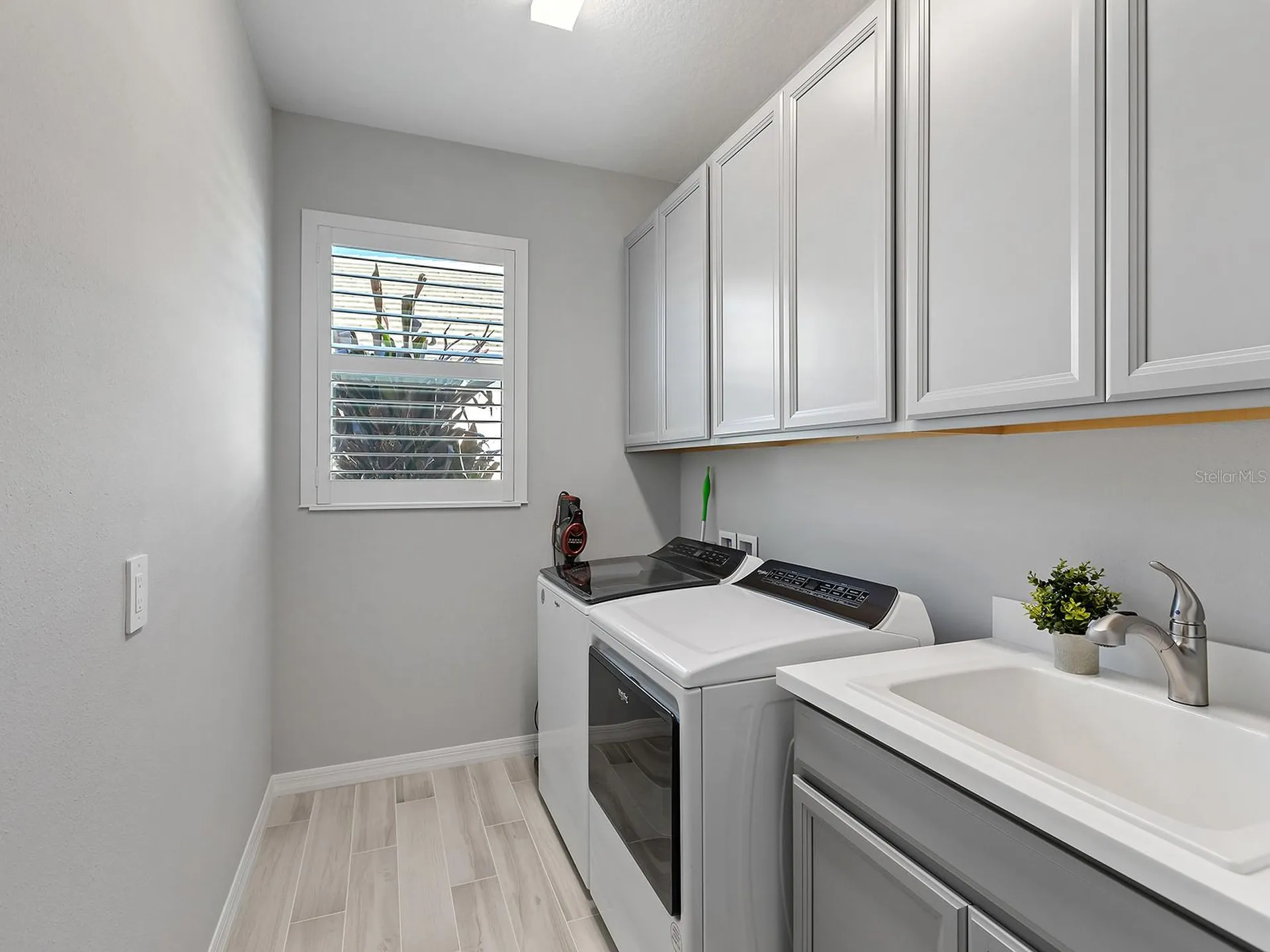 913 Crosswind Avenue Sarasota FL 34240