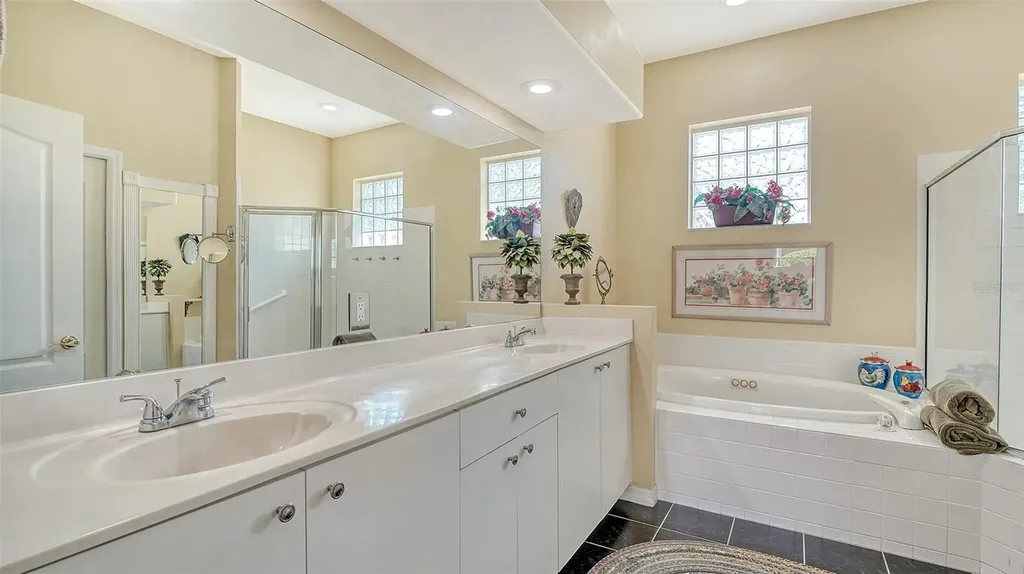 5270 Far Oak Circle Sarasota FL 34238
