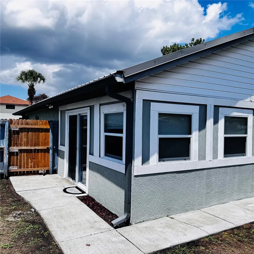206 Hollywood Court N Kissimmee FL 34743