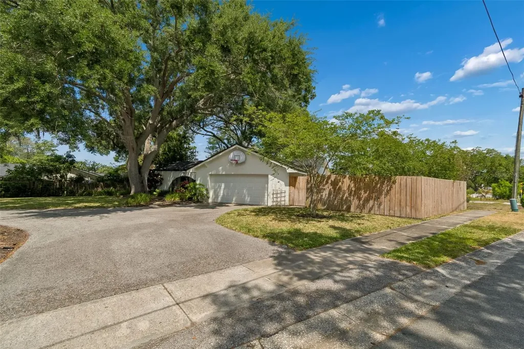 13338 Lake George Lane Tampa FL 33618