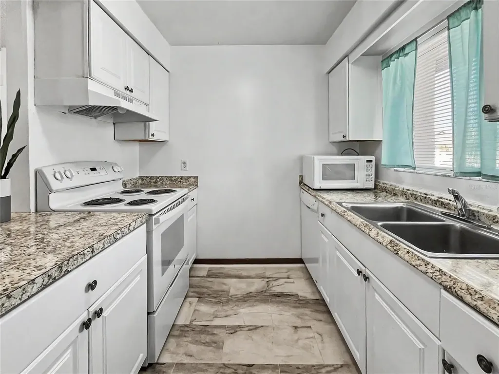 2752 Hidden Lake Boulevard Sarasota FL 34237