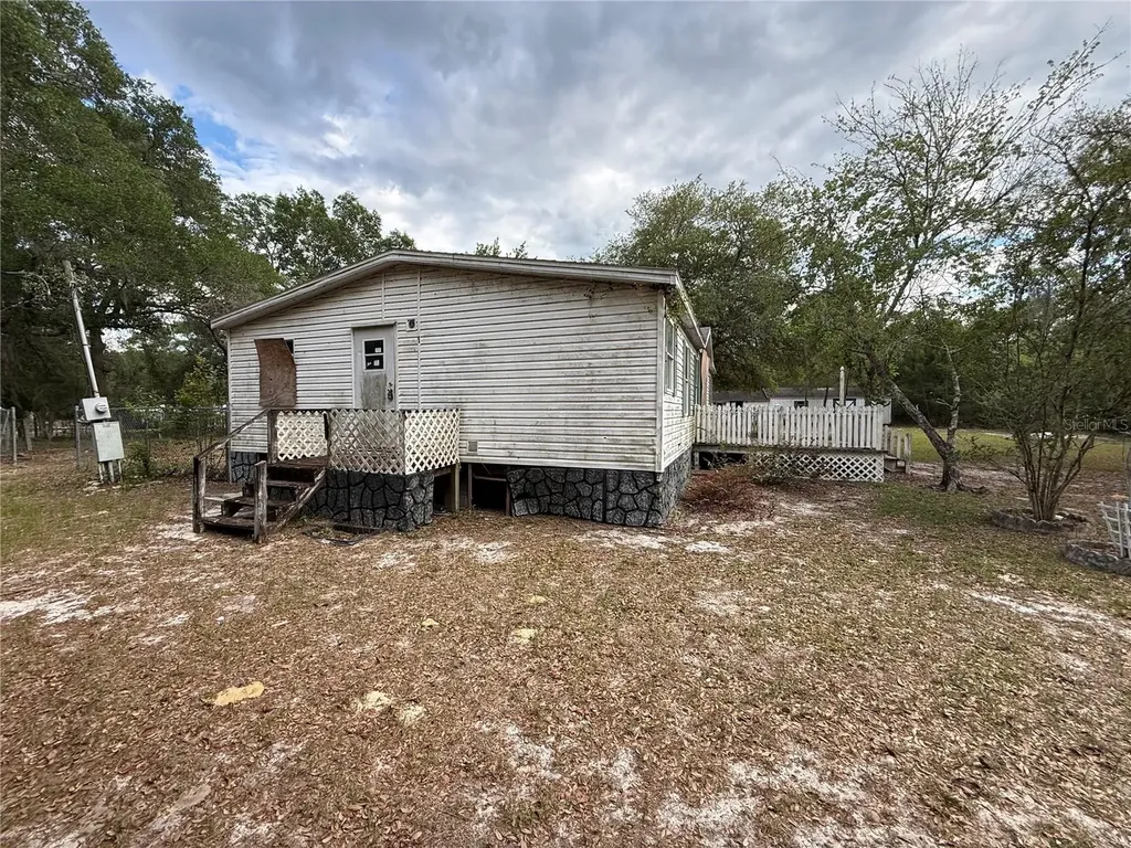 18710 SE 61st Street Road Ocklawaha FL 32179