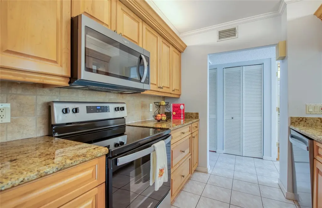 6305 Pelican Creek Crossing St Petersburg FL 33707