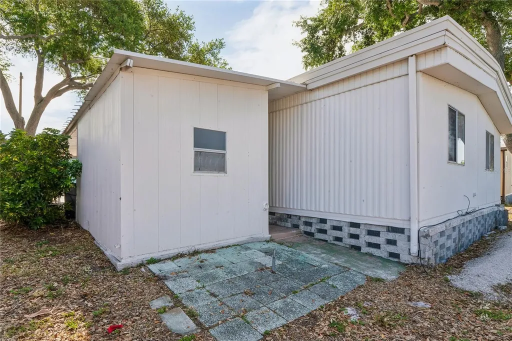 6950 46th Avenue N St Petersburg FL 33709