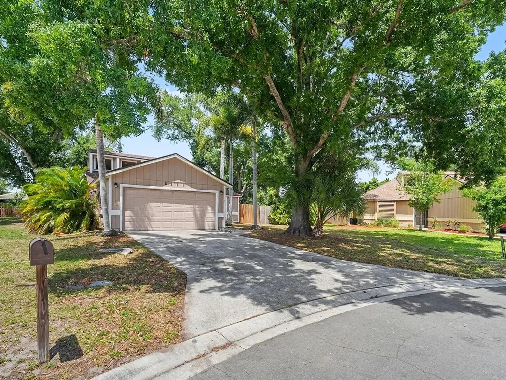 8211 Country Oaks Court Sarasota FL 34243