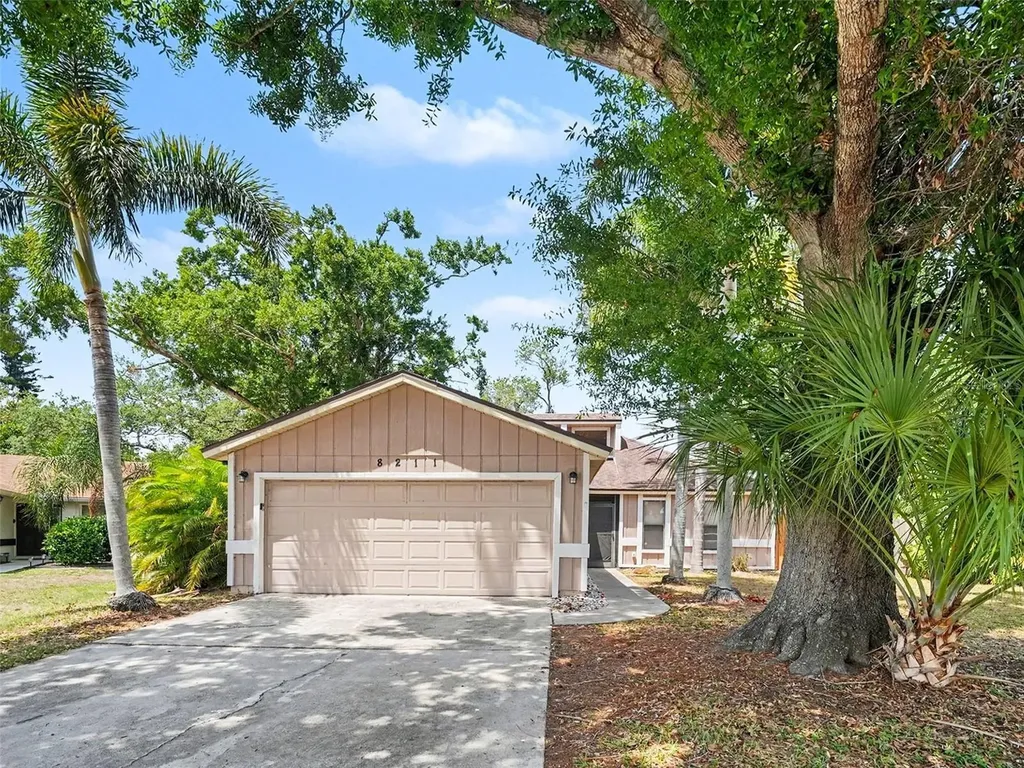 8211 Country Oaks Court Sarasota FL 34243