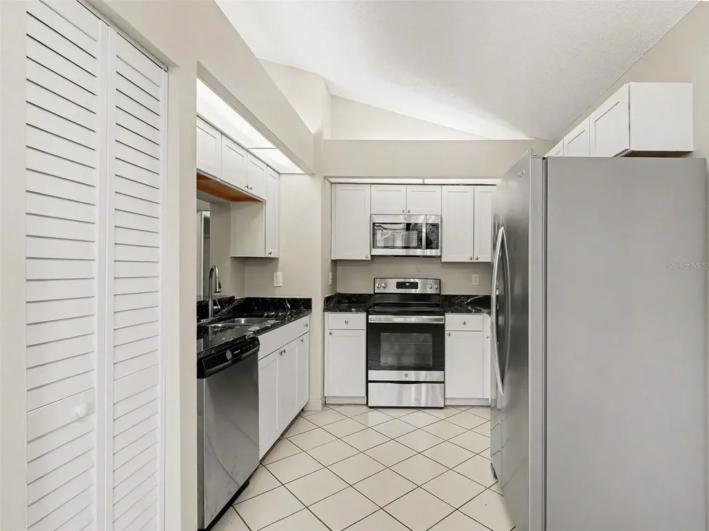 8211 Country Oaks Court Sarasota FL 34243