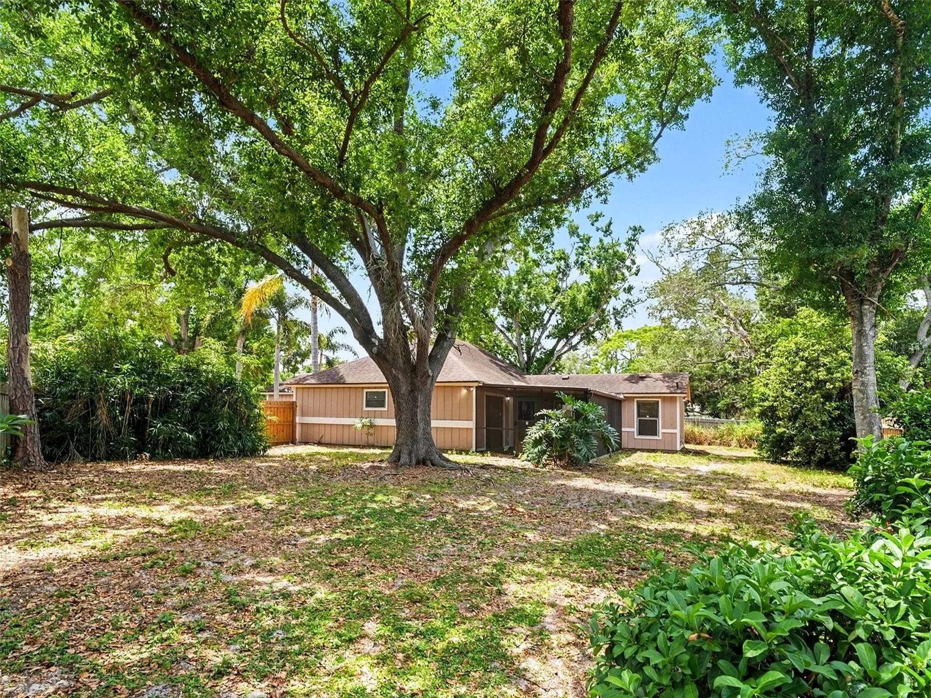 8211 Country Oaks Court Sarasota FL 34243