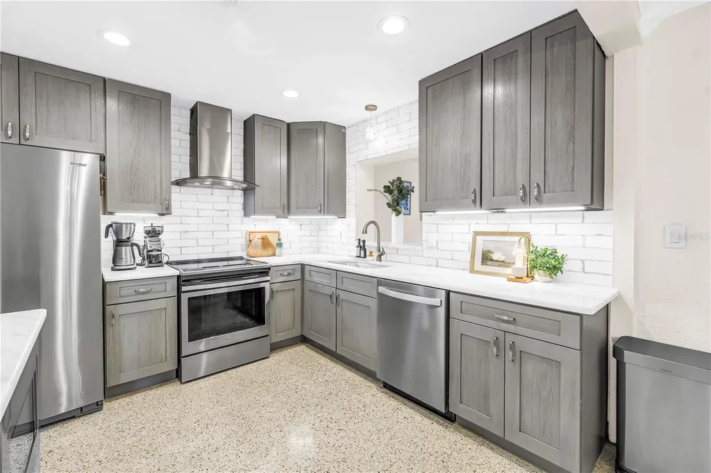 4039 Alberca Way S St Petersburg FL 33712