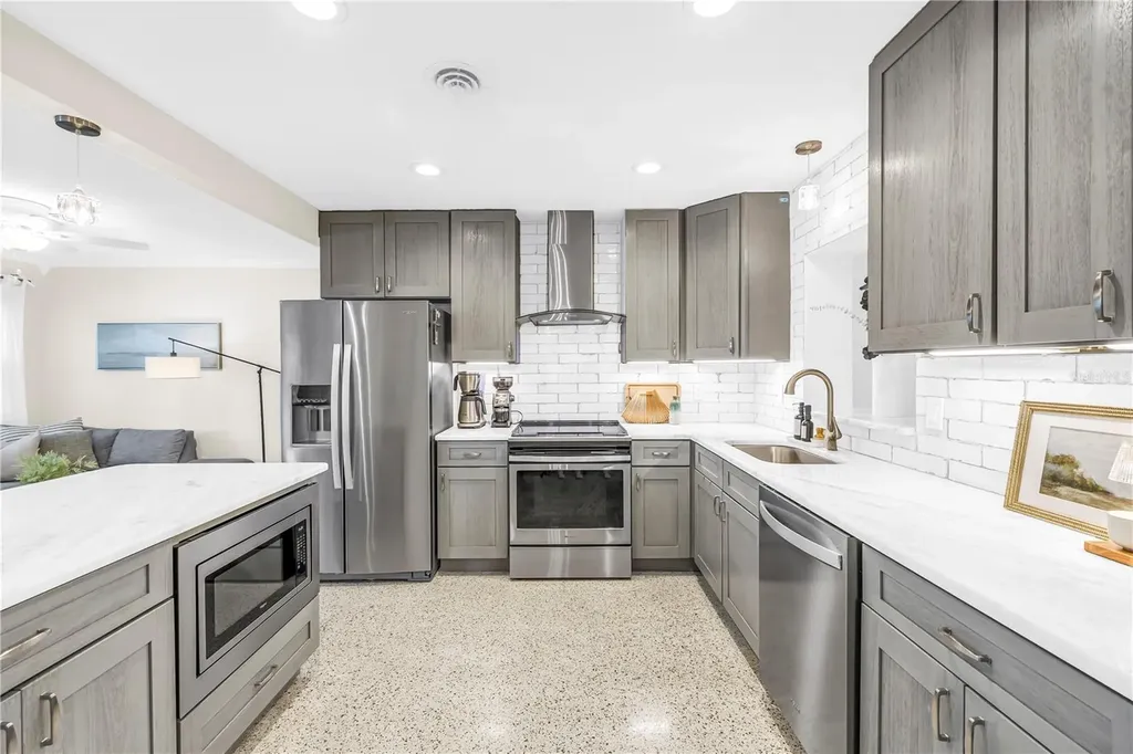 4039 Alberca Way S St Petersburg FL 33712