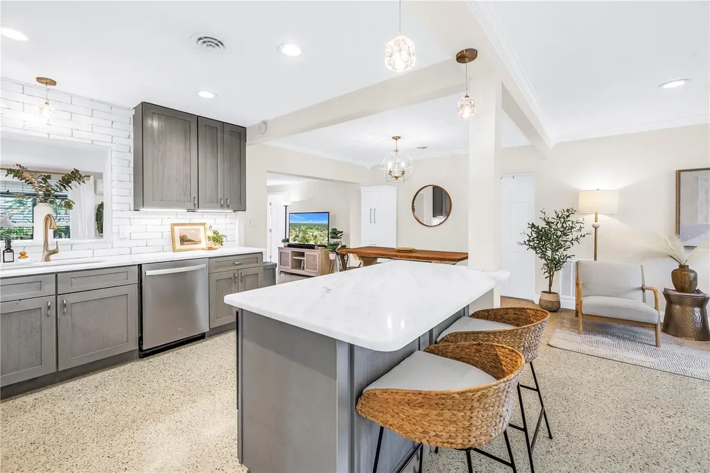 4039 Alberca Way S St Petersburg FL 33712