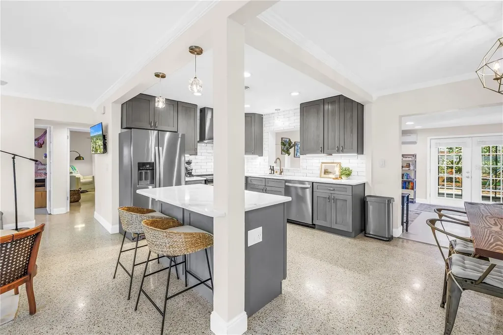 4039 Alberca Way S St Petersburg FL 33712
