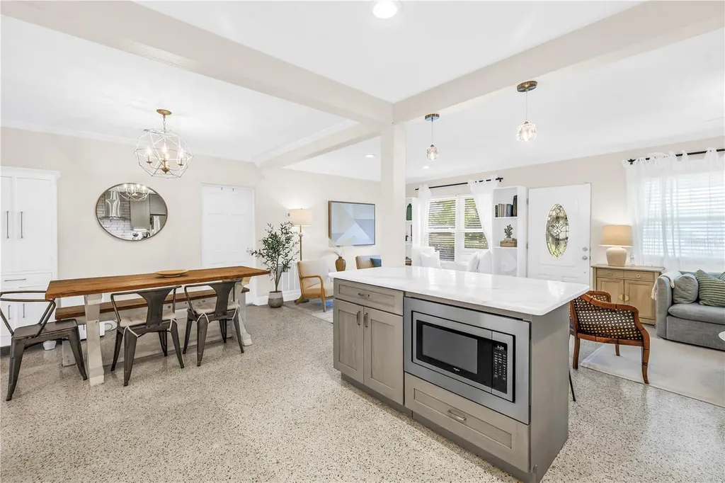 4039 Alberca Way S St Petersburg FL 33712