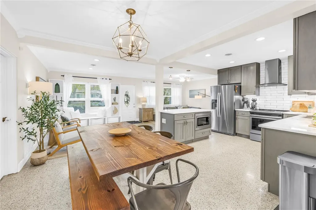 4039 Alberca Way S St Petersburg FL 33712
