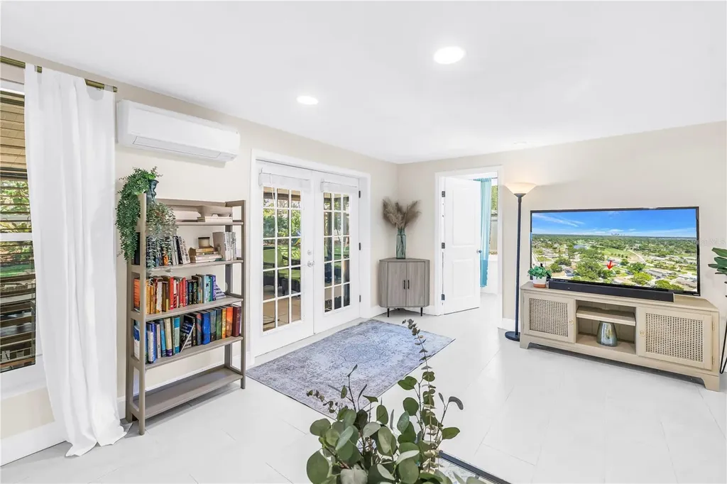 4039 Alberca Way S St Petersburg FL 33712
