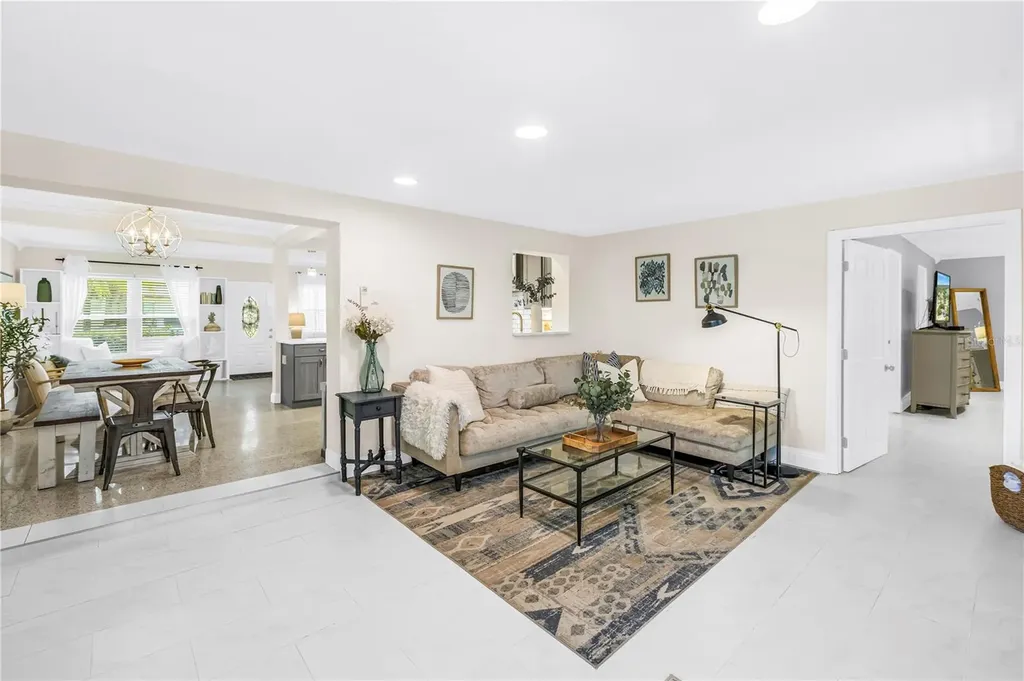 4039 Alberca Way S St Petersburg FL 33712