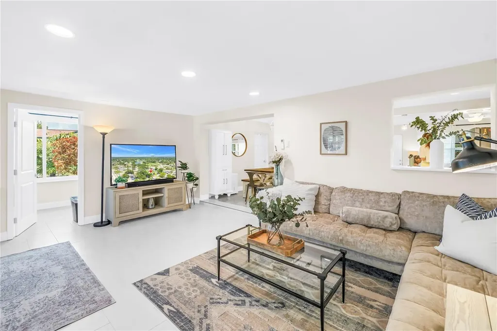 4039 Alberca Way S St Petersburg FL 33712