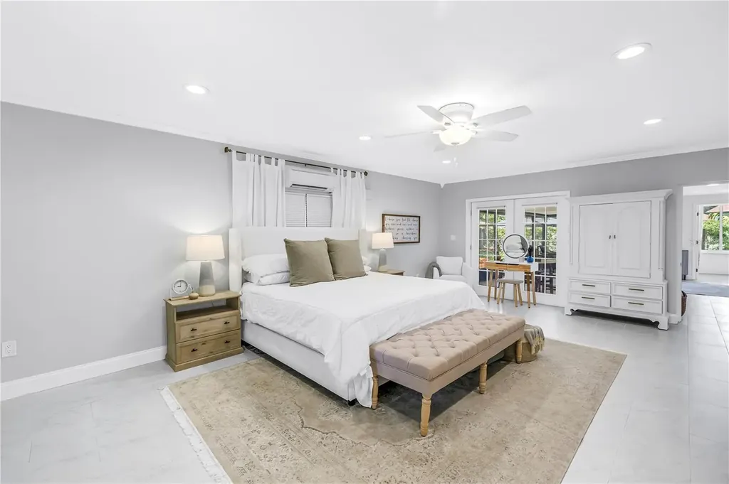 4039 Alberca Way S St Petersburg FL 33712