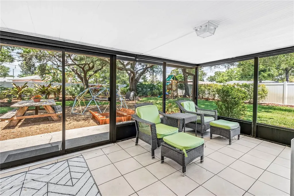 4039 Alberca Way S St Petersburg FL 33712