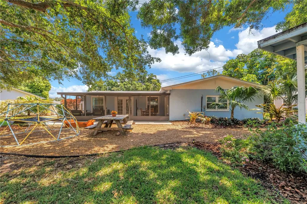 4039 Alberca Way S St Petersburg FL 33712