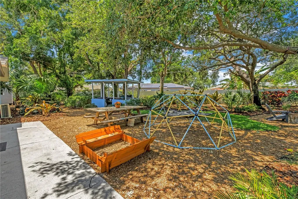 4039 Alberca Way S St Petersburg FL 33712