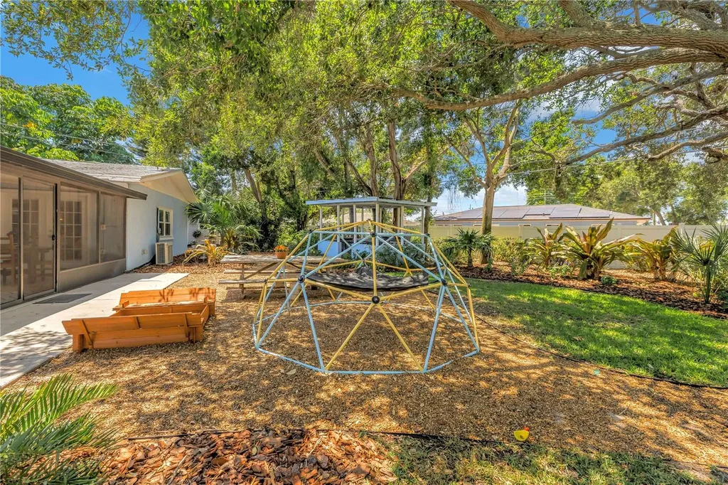4039 Alberca Way S St Petersburg FL 33712
